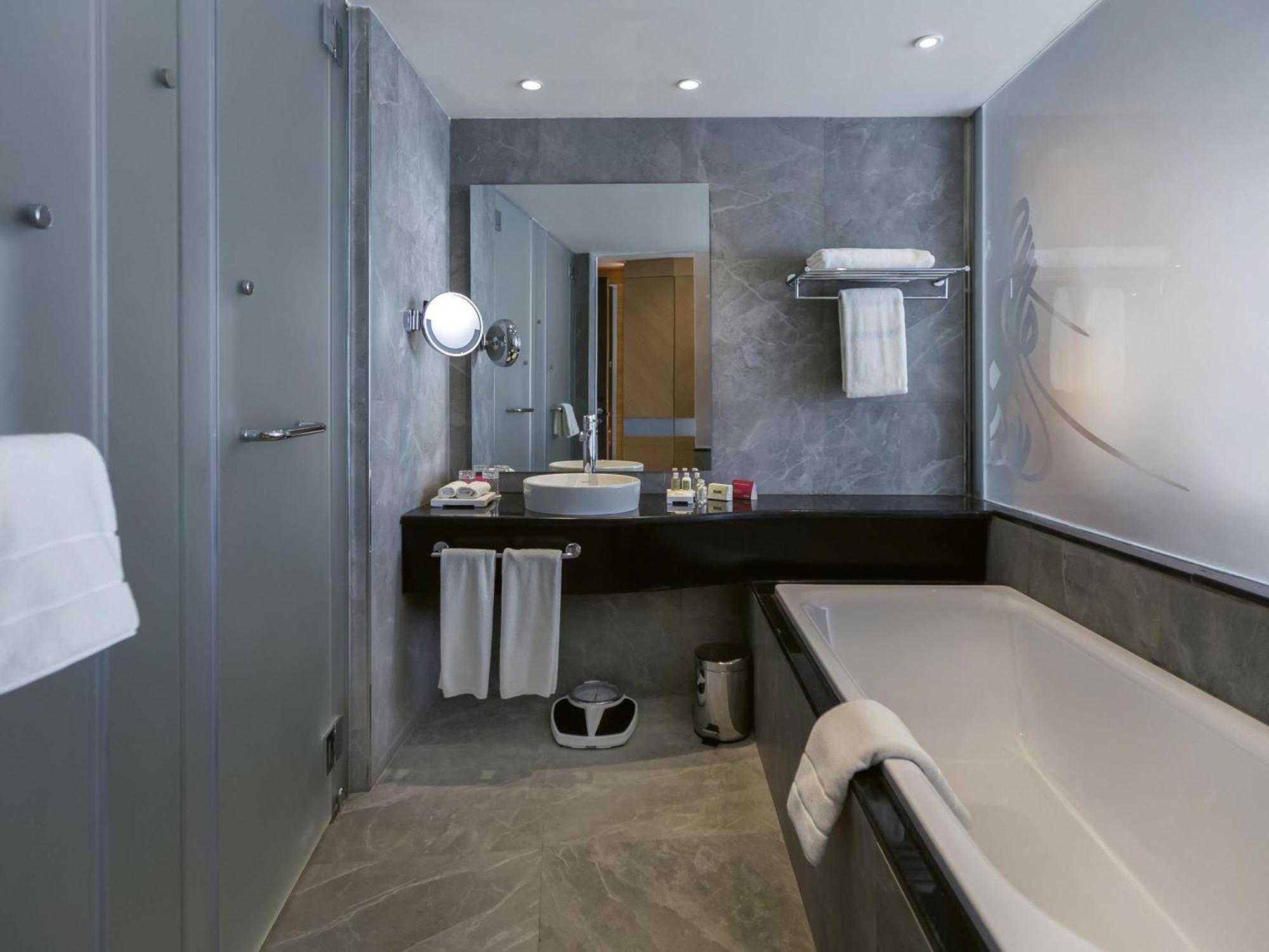 Superior King Room Lake View